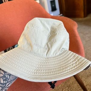 Patagonia toddler Bucket Hat size medium with straps